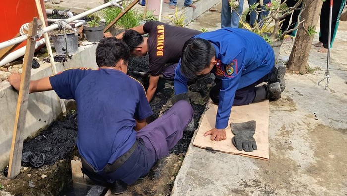 Petugas Damkar Indramayu saat mencari cincin siswi yang jatuh ke selokan