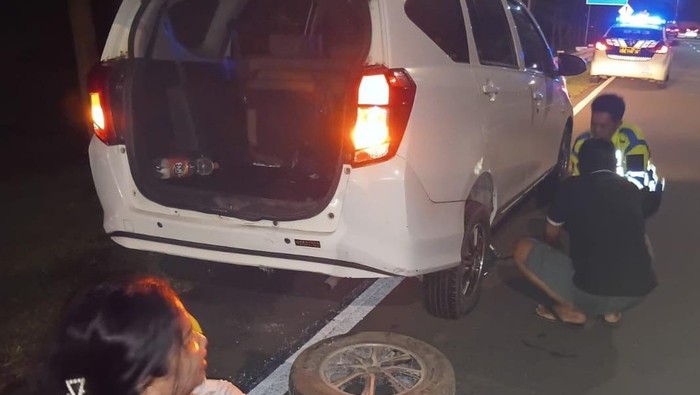 Petugas Polresta Bandara Soekarno-Hatta (Soetta) membantu pengendara mobil yang melapor via call center 110 karena mengalami pecah ban. (dok Istimewa)