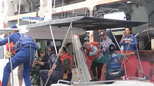 Petugas SAR Gabungan saat melakukan evakuasi seluruh penumpang KMP Cemerlang 55 yang kandas di Selat Bali, Selasa (11/11/2025).