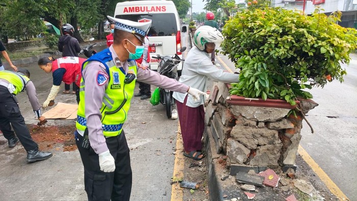 Petugas Satlantas Polres Kendal Tunjukkan TKP kecelakaan pemotor tewas di Pantura Kendal.