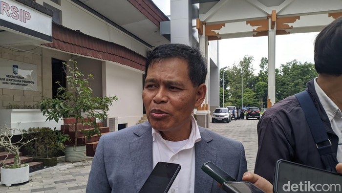 Penjabat Sekretaris Daerah NTB Lalu Moh. Faozal ditemui di depan ruang kerjanya, Senin sore (10/11/2025). (Foto: Ahmad Viqi/detikBali).