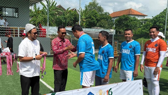 Plt Asisten Pemerintahan dan Kesra Badung, I Wayan Wijana saat menutup Turnamen Mini Soccer Antar OPD Pemkab Badung, Selasa (11/11/2025).