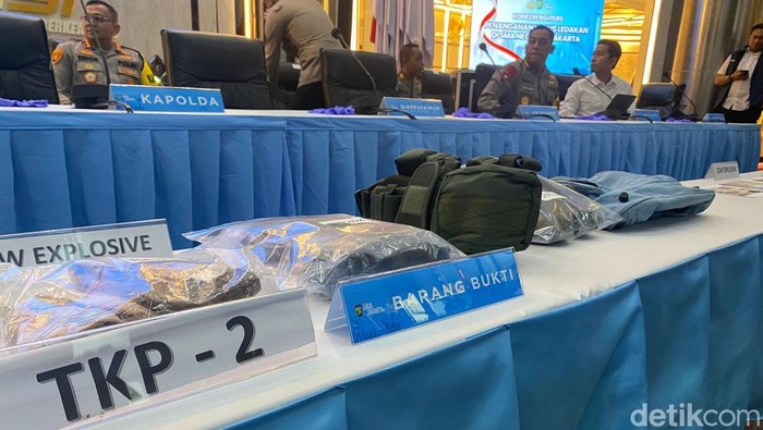 Polda Metro Jaya menampilkan deretan barang bukti kasus ledakan yang terjadi di SMAN 72 Jakarta, Kelapa Gading (Wildan/detikcom)