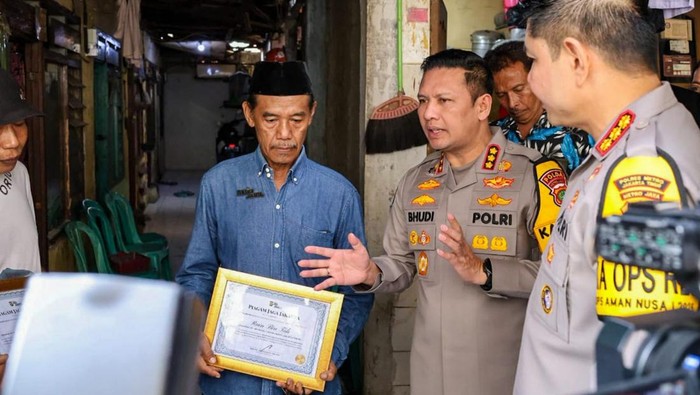 Polda Metro Jaya mendampingi keluarga hansip korban penembakan di Cakung (dok. Polda Metro)