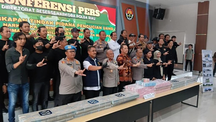 Polda Riau menangkap bandar narkoba dan menyita aset senilai Rp 15,26 miliar.