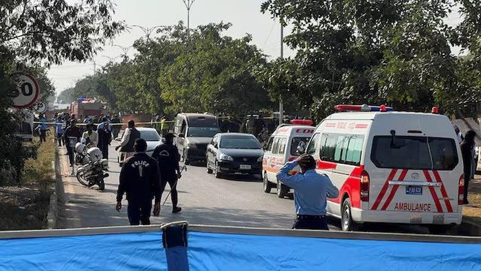 Police officers and ambulances on the road, that is cordoned off, after a blast outside a court building in Islamabad, Pakistan November 11, 2025. REUTERS/Salahuddin Purchase Licensing Rights
