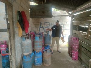 Polisi Gerebek Gudang Pengoplos LPG Subsidi, Sopir-Pemilik Jadi Tersangka