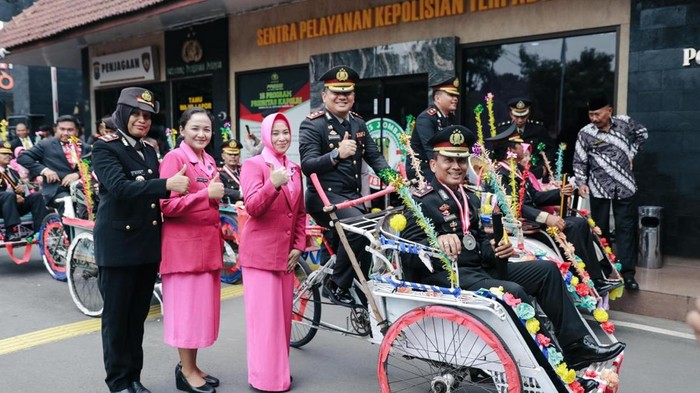 Kapolres Jombang AKBP Ardi Kurniawan mengantarkan anggota yang pensiun