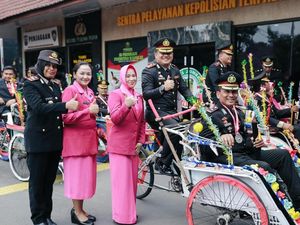 Momen Kapolres Jombang Naik Becak Antarkan Anggota Pensiun