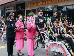 Momen Kapolres Jombang Naik Becak Antarkan Anggota Pensiun