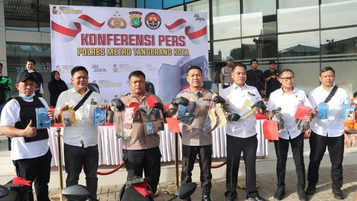 Polres Metro Tangerang Kota menangkap 17 tersangka curanmor yang terlibat di 159 TKP. Polisi menyita barang bukti berupa 3 mobil pikap dan 21 motor curian. (dok Ist)