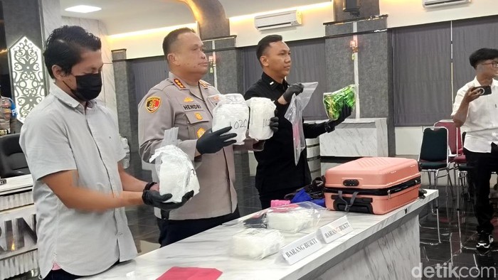 Polresta Samarinda saat mengamankan 4 tersangka jaringan napi Lapas Parepare. (Muhammad Budi Kurniawan/detikKalimantan)