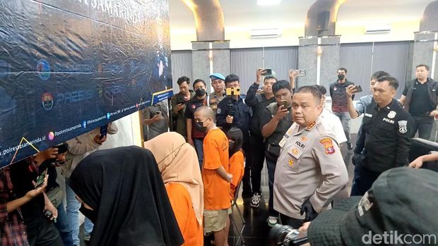 Polresta Samarinda saat mengamankan 4 tersangka jaringan napi Lapas Parepare. (Muhammad Budi Kurniawan/detikKalimantan)