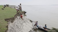Anak-anak bermain di tepian char yang rapuh. Meski rawan longsor, tempat ini adalah satu-satunya dunia yang mereka kenal sejak lahir. REUTERS/Mohammad Ponir Hossain