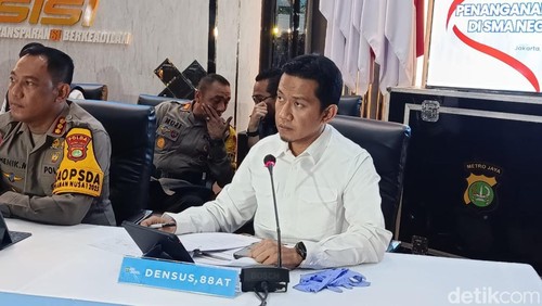 PPID Densus 88 Anti Teror Polri AKBP Mayndra Eka Wardhana dalam jumpa pers soal ledakan di SMAN 72 Jakarta (Wildan N/detikcom)