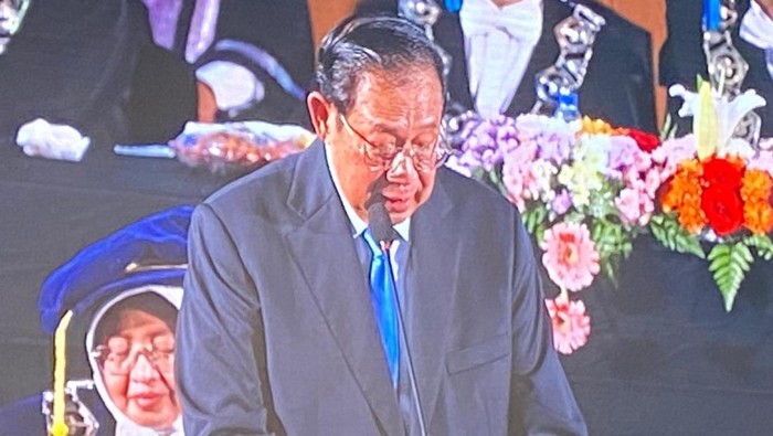 Presiden ke-6 RI Susilo Bambang Yudhoyono (SBY) saat orasi ilmiah di puncak Dies Natalies Ke-65 dan Lustrum XIII ITS.