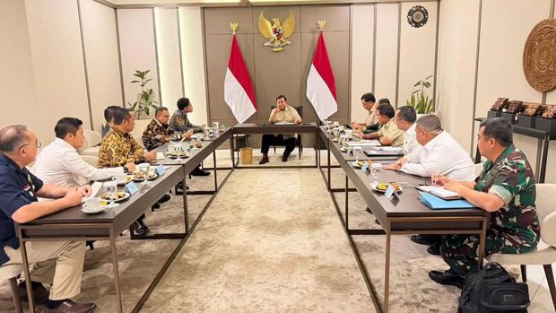 Presiden Prabowo Subianto menggelar rapat khusus bersama sejumlah menteri dan pejabat di Pangkalan Udara Halim Perdanakusuma, Jakarta Timur. (Instagram/Sekretariat Kabinet)