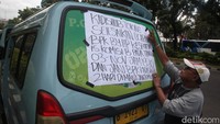Sejumlah sopir angkot Mikrolet 02 jurusan Kampung Melayu–Pulo Gadung menggelar aksi unjuk rasa di depan Balai Kota DKI Jakarta, Jalan Medan Merdeka Selatan, Selasa (11/11/2025).