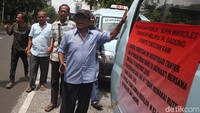 Dalam aksinya, para sopir menuntut Pemerintah Provinsi (Pemprov) DKI Jakarta untuk meninjau ulang dan mengalihkan rute angkutan Jaklingko yang dinilai tumpang tindih dengan trayek mereka.   