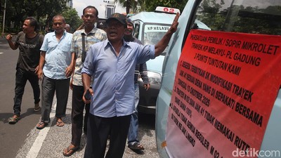 Program Jaklingko Dinilai Tumpang Tindih, Sopir Mikrolet 02 Tuntut Keadilan di Balai Kota