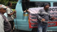 Menurut perwakilan sopir, penurunan pendapatan mencapai 50 persen karena penumpang lebih memilih Jaklingko yang dinilai lebih nyaman dan gratis.