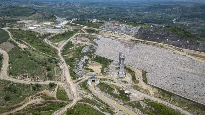 Progres pembangunan Bendungan Jragung Foto udara suasana pembangunan Proyek Strategis Nasional (PSN) Bendungan Jragung di Desa Candirejo, Pringapus, Kabupaten Semarang, Jawa Tengah, Selasa (11/11/2025). Kementerian Pekerjaan Umum (PU) mencatat hingga pekan pertama November 2025 pembangunan PSN berkapasitas 90 juta meter kubik air dengan luas genangan mencapai 451 hektare yang berpotensi menyuplai air bagi 4.258 hektare lahan pertanian di Kabupaten Grobogan dan Kabupaten Demak untuk mewujudkan swasembada pangan di Jawa Tengah itu progres konstruksinya telah mencapai 89,3 persen dan ditargetkan rampung pada 2026. ANTARA FOTO/Aprillio Akbar