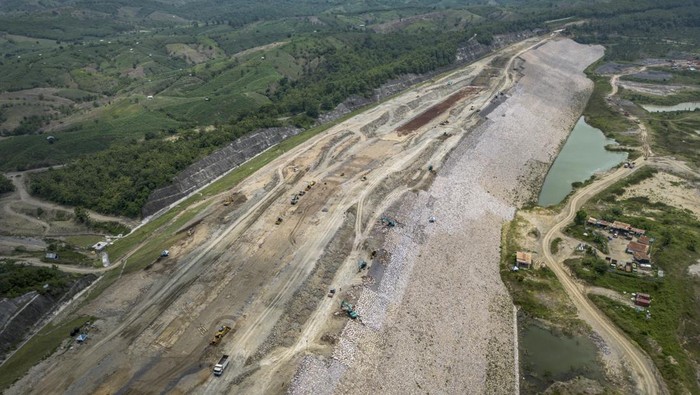 Progres pembangunan Bendungan Jragung Foto udara suasana pembangunan Proyek Strategis Nasional (PSN) Bendungan Jragung di Desa Candirejo, Pringapus, Kabupaten Semarang, Jawa Tengah, Selasa (11/11/2025). Kementerian Pekerjaan Umum (PU) mencatat hingga pekan pertama November 2025 pembangunan PSN berkapasitas 90 juta meter kubik air dengan luas genangan mencapai 451 hektare yang berpotensi menyuplai air bagi 4.258 hektare lahan pertanian di Kabupaten Grobogan dan Kabupaten Demak untuk mewujudkan swasembada pangan di Jawa Tengah itu progres konstruksinya telah mencapai 89,3 persen dan ditargetkan rampung pada 2026. ANTARA FOTO/Aprillio Akbar