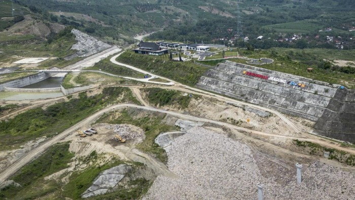 Foto udara suasana pembangunan Proyek Strategis Nasional (PSN) Bendungan Jragung di Desa Candirejo, Pringapus, Kabupaten Semarang, Jawa Tengah, Selasa (11/11/2025). Kementerian Pekerjaan Umum (PU) mencatat hingga pekan pertama November 2025 pembangunan PSN berkapasitas 90 juta meter kubik air dengan luas genangan mencapai 451 hektare yang  berpotensi menyuplai air bagi 4.258 hektare lahan pertanian di Kabupaten Grobogan dan Kabupaten Demak untuk mewujudkan swasembada pangan di Jawa Tengah itu progres konstruksinya telah mencapai 89,3 persen dan ditargetkan rampung pada 2026. ANTARA FOTO/Aprillio Akbar