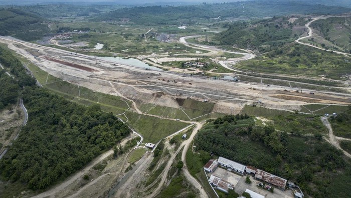 Foto udara suasana pembangunan Proyek Strategis Nasional (PSN) Bendungan Jragung di Desa Candirejo, Pringapus, Kabupaten Semarang, Jawa Tengah, Selasa (11/11/2025). Kementerian Pekerjaan Umum (PU) mencatat hingga pekan pertama November 2025 pembangunan PSN berkapasitas 90 juta meter kubik air dengan luas genangan mencapai 451 hektare yang  berpotensi menyuplai air bagi 4.258 hektare lahan pertanian di Kabupaten Grobogan dan Kabupaten Demak untuk mewujudkan swasembada pangan di Jawa Tengah itu progres konstruksinya telah mencapai 89,3 persen dan ditargetkan rampung pada 2026. ANTARA FOTO/Aprillio Akbar