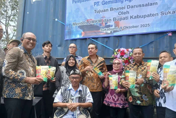 UMKM binaan PT Pertamina (Persero), PT Gemilang Agro Inovasi melakukan ekspor perdana produk cassava crackers Yammy Babeh ke Brunei Darussalam yang digelar secara simbolis di Gedung Juang 45, Selabatu, Kecamatan Cikole, Kota Sukabumi, Jawa Barat, Kamis (9/10/2025).