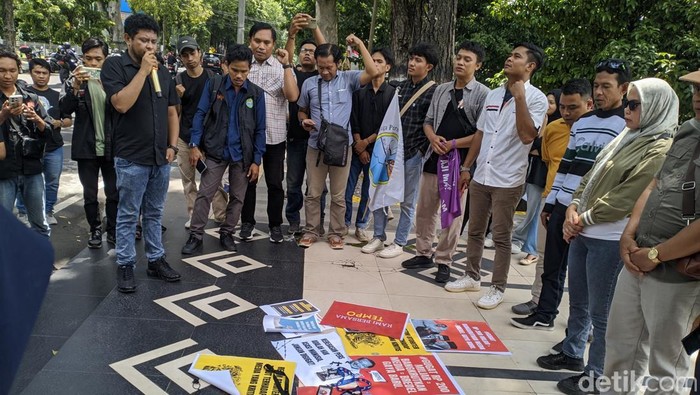 Puluhan wartawan dari berbagai media di Kota Mataram, NTB demo tolak gugatan perdata Menteri Amran Sulaiman ke Tempo, Selasa (11/11/2025).