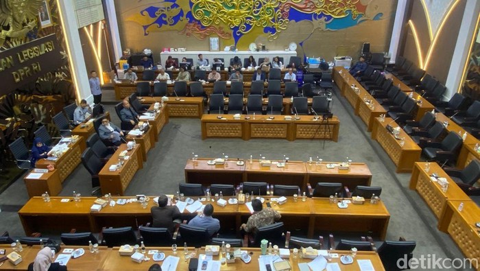 Rapat Panja DPR RI di ruang Baleg membahas RUU BPIP, Selasa (11/11/2025).