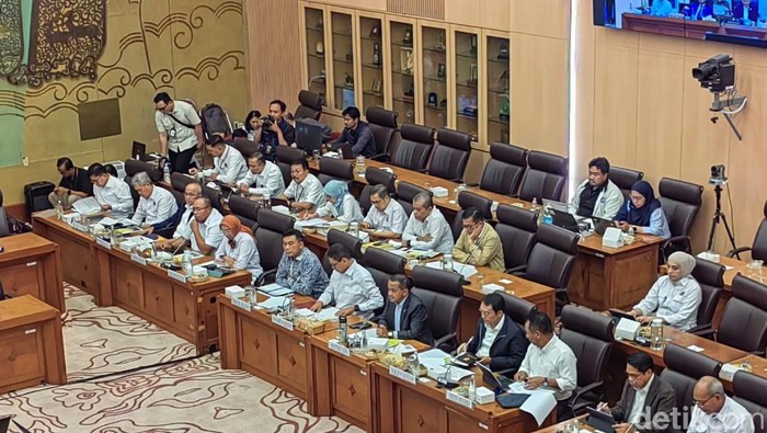 Rapat Menteri ESDM Bahlil Lahadalia dengan Komisi XII DPR