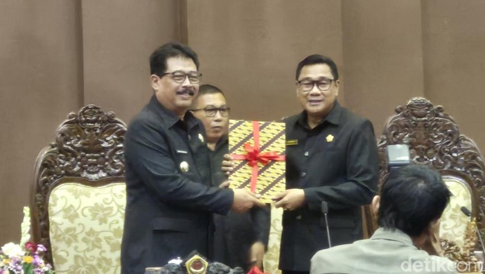 Rapat paripurna agenda Pengesahan Ranperda APBD TA 2026 dan Ranperda Pelestarian Seni dan Budaya di DPRD Gianyar, Selasa (11/11/2025).