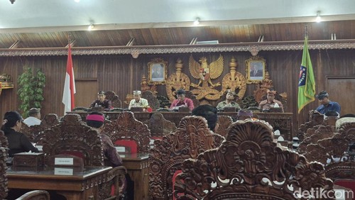 Rapat Paripurna DPRD Klungkung agenda Pembahasan APBD Tahun Anggaran 2026, Selasa (11/11/2025). (Ni Komang Ayu Leona Wirawan)