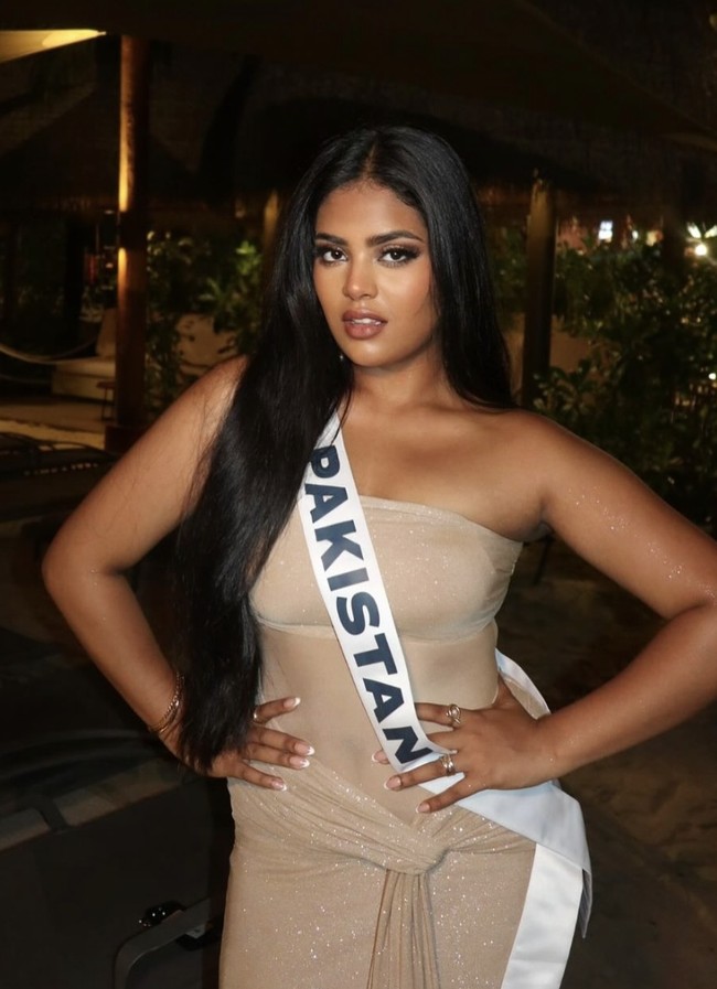 “Sebagai salah satu wanita berkulit gelap pertama yang mewakili Pakistan di panggung global, saya tahu akan ada reaksi balik... Perubahan tidak pernah datang tanpa perlawanan. Tapi aku membawanya dengan anggun, mengetahui bahwa setiap langkah maju membuka pintu bagi gadis berikutnya untuk bisa melalui ini,” begitu keterangan videonya.  Foto: dok. Instagram @romariaz_official