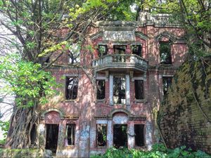 Rumah Mewah Peninggalan Tuan Tanah yang Menyimpan Kisah Mistis