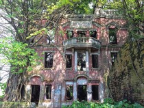 Rumah Mewah Peninggalan Tuan Tanah yang Menyimpan Kisah Mistis