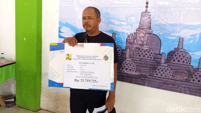 Salah satu penerima uang ganti rugi tol (UGR) di Aula Desa Candiretno, Kecamatan Secang, Kabupaten Magelang, Selasa (11/11/2025).