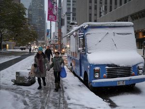 Salju Pertama Menyapa Toronto, Musim Dingin Dimulai di Kanada