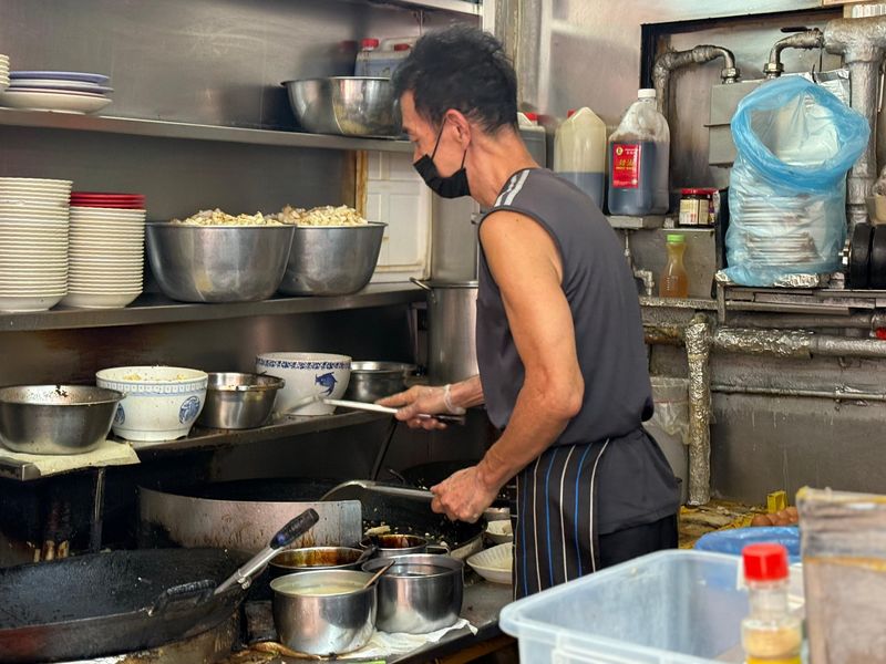 Teo, penjual makanan berusia 62 tahun di Yishun, Singapura, tetap semangat berjualan meski didiagnosis kanker stadium 4.