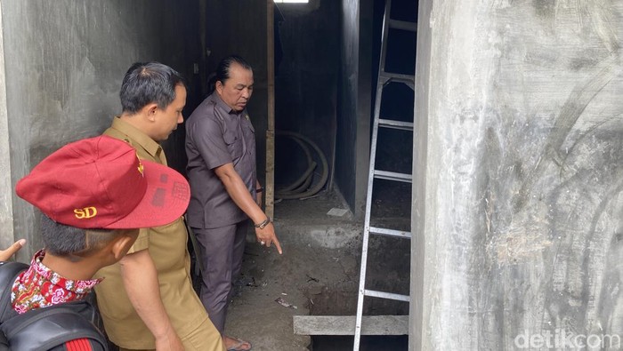 Wakil Ketua Komisi II DPRD Parepare, Sappe melakukan inspeksi mendadak (sidak) di lokasi proyek pembangunan toilet sekolah yang menelan anggaran Rp 166 juta.
