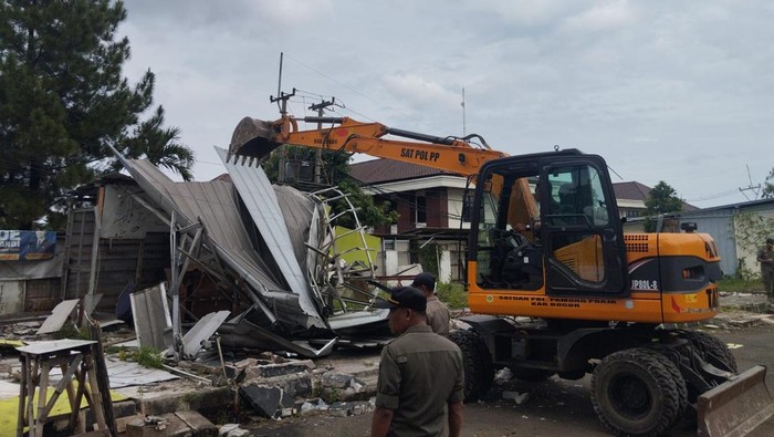 Satpol PP Kabupaten Bogor membongkar empat bangunan liar di Jalan Tegar Beriman, Kecamatan Cibinong.