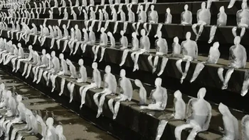 Nele Azevedo di Berlin, Jerman, menempatkan 1.000 patung es yang mencair untuk menunjukkan dampak perubahan iklim. Foto: via StreetArtUtopia