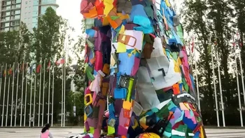 Trash Animals oleh Bordalo II. Karya seni 3D ini memanfaatkan material bekas, menyoroti isu produksi sampah dan dampaknya terhadap lingkungan. Seri Trash Animals buatannya tersebar di seluruh Lisbon, Portugal. Ia menata ulang sampah perkotaan menjadi patung-patung hewan yang berukuran lebih besar dari aslinya. Foto: via StreetArtUtopia