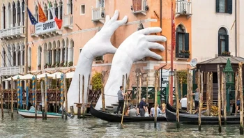 Support karya Lorenzo Quinn di Venesia, Italia. Dua tangan putih raksasa muncul dari  Grand Canal, seolah menopang dinding Hotel Ca Sagredo di  Venesia. Karya dramatis ini merupakan seruan untuk mengatasi perubahan iklim sebelum terlambat. Foto: via StreetArtUtopia