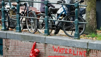 Waterline on Climate Change oleh James Colomina di Amsterdam, Belanda menyoroti naiknya permukaan laut akibat pemanasan global dan perubahan iklim. Foto: via StreetArtUtopia