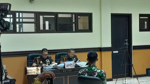 Suasana sidang di Pengadilan Militer III-15 Kupang dengan agenda pemeriksaan saksi, untuk 17 orang terdakwa, Selasa (11/11/2025).