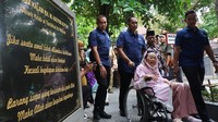 Sinta Nuriyah, istri Presiden ke-4 RI KH Abdurrahman Wahid, berziarah ke makam Gus Dur di Pondok Pesantren Tebuireng, Jombang, Selasa (11/11/2025).  ANTARA FOTO/Syaiful Arif