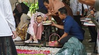 Ziarah ini dilakukan setelah Presiden Prabowo Subianto menetapkan Gus Dur sebagai Pahlawan Nasional pada 10 November 2025. ANTARA FOTO/Syaiful Arif